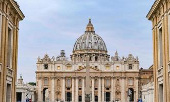 rua basílica de peters na cidade estado do vaticano, roma, itália foto