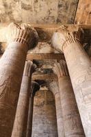 colunas no templo de edfu, edfu, egito foto