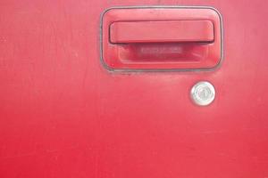 porta do carro - fechadura - carro vermelho clássico velho que está sendo reparado. foto