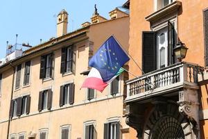 bandeiras em um prédio em Roma, Itália foto