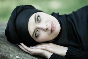 retrato de uma linda mulher muçulmana. jovem mulher árabe em hijab. foto