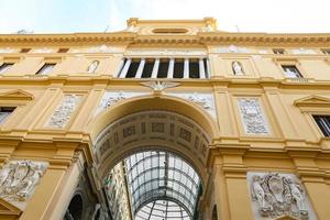 Galleria Umberto I em Nápoles, Itália foto