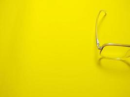 óculos no espaço de cópia de fundo amarelo. dá o conceito de usar óculos de proteção para os olhos no verão foto