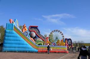 20.05.2022 parque de diversões sankt-peterburg, trampolins e uma roda gigante. estacionar na cidade foto