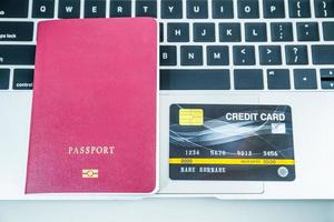 cartão de crédito e passaporte no teclado foto