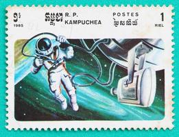 selos postais usados impressos em temas espaciais do Camboja foto