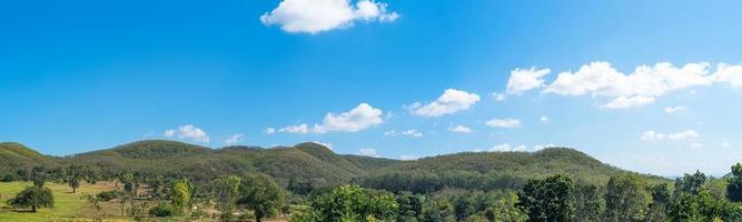 vista panorâmica da paisagem do céu azul do agente da montanha foto