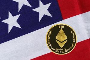 moeda de ouro ethereum na bandeira dos eua foto