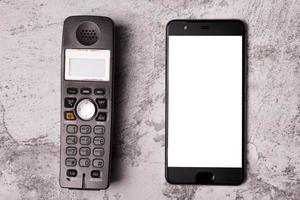 um celular obsoleto e um smartphone em um fundo grunge. foto