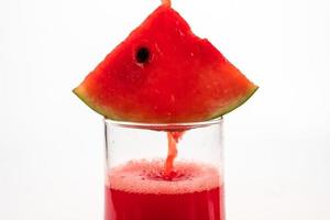 uma bebida refrescante de verão de suco de melancia. foto