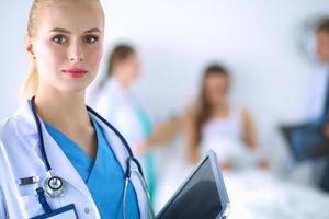 médico de mulher em pé com pasta no hospital