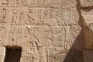 hieróglifos egípcios no templo mortuário de seti i, luxor, egito foto