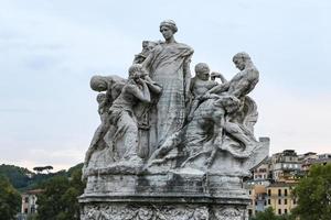 estátua na ponte vittorio emanuele ii, roma, itália foto