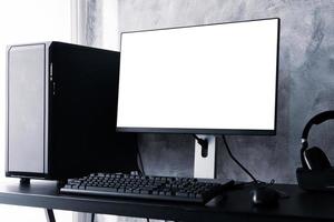 computador preto com monitor de tela branca em cima da mesa. foto