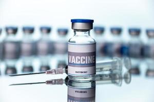 frascos de vidro para vacina e seringa em laboratório. grupo de frascos de vacina. medicamento em ampolas. foto