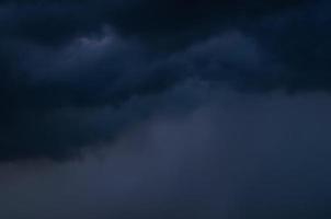 nuvem escura e céu quando tem tempestade e chuva na estação das monções. foto