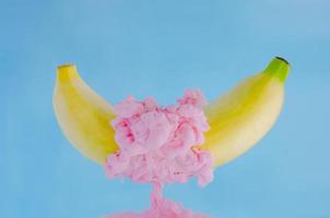 uma fruta de banana com foco parcial de dissolver a cor do pôster rosa foto