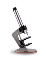 microscópio velho isolado foto