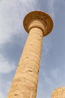 colunas no templo de karnak, luxor, egito foto