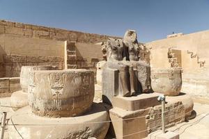 colunas no templo medinet habu em luxor, egito foto