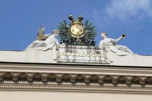 estátua sobre palais pallavicini em viena, áustria foto