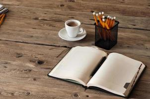 caderno em branco na mesa de madeira com foto