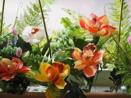 buquê de flores rosas coloridas em vaso foto