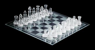 vista da peça de xadrez, organizada no tabuleiro de xadrez foto