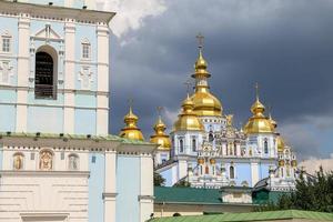 rua mosteiro de cúpula dourada de michaels em kiev, ucrânia foto