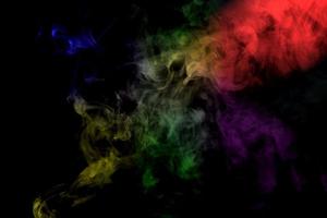fumaça abstrata isolada em fundo preto, pó de arco-íris foto