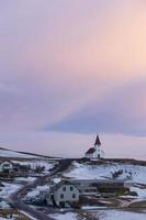 Igreja no topo da colina de Vik, Islândia durante o pôr do sol