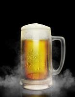 copo de cerveja com água cai no fundo escuro de fumaça de cor branca. renderização 3D foto