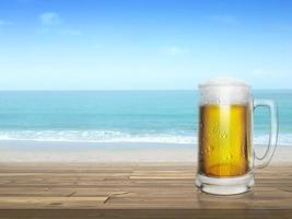 cerveja gelada na mesa e fundo da praia de verão foto