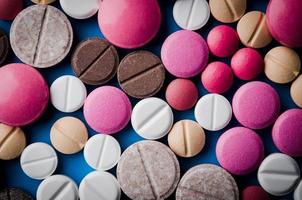 close-up de comprimidos coloridos foto
