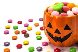 baldes de rosto de abóbora de halloween com doces coloridos foto