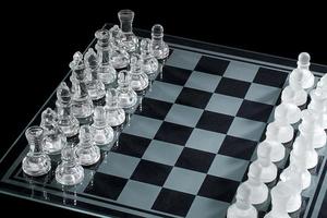 vista de alto ângulo de peças de xadrez no tabuleiro de xadrez foto