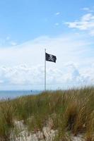 bandeira pirata na praia foto