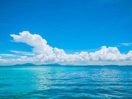 incrível oceano idílico e lindo céu azul nas férias, férias na praia, conceito de verão. foto