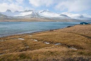 belas montanhas em stoovarfjorour a vila de pescadores no fiorde leste da islândia. foto