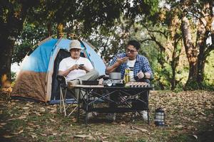 dois melhores amigos vão acampar foto