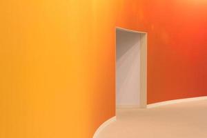 parede laranja e entrada aberta em uma sala vazia