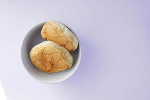 comida de carboidratos, 2 pães brancos empilhados no fundo liso foto