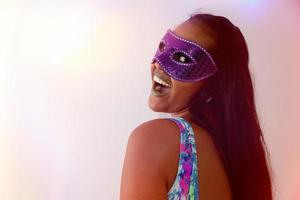 jovem feliz com máscara e confete na festa de carnaval. carnaval brasileiro foto