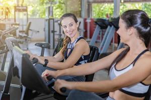 meninas andando de bicicleta em uma academia foto