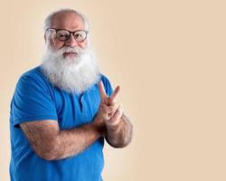 velho com uma longa barba em um fundo pastel. sênior com barba branca cheia. foto