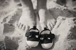 sapatos de criança e pés da mãe. foto