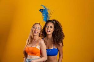 mulheres bonitas vestidas para a noite de carnaval. mulheres sorridentes prontas para curtir o carnaval. amigos. carnaval brasileiro. foto