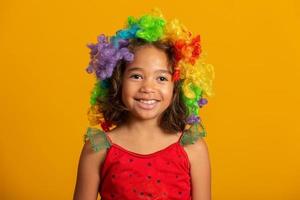 linda criança feliz vestida para festa de carnaval foto
