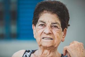 retrato de sorrir linda agricultora mais velha. mulher na fazenda em dia de verão. atividade de jardinagem. mulher idosa brasileira. foto