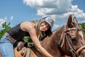 linda mulher e cavalo foto